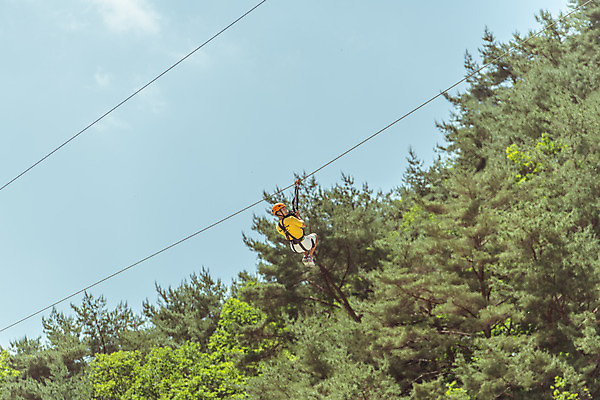 포토 JPG 주간 전신 구름 남자 로우앵글 하늘 레저 한명 미소 사람 20대 성인 야외 뒷모습 여름 레포츠 한국인 즐거움 인제군 성인남자한명만 짚트랙 액티비티 국내포토 자연요소 1 계절 감정 뷰포인트 표정 동양인 청년 강원도 남자한명만 성인남자만 파일형식