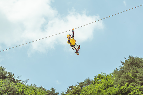 포토 JPG 주간 전신 구름 남자 로우앵글 하늘 레저 한명 사람 20대 성인 야외 뒷모습 여름 레포츠 한국인 잡기 즐거움 인제군 성인남자한명만 짚트랙 액티비티 국내포토 자연요소 1 계절 감정 뷰포인트 모션 동양인 청년 강원도 남자한명만 성인남자만 파일형식