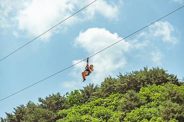 포토 JPG 주간 전신 구름 여자 로우앵글 하늘 레저 한명 미소 사람 20대 성인 야외 옆모습 여름 레포츠 한국인 잡기 즐거움 인제군 성인여자한명만 짚트랙 액티비티 국내포토 자연요소 1 계절 감정 뷰포인트 모션 표정 동양인 청년 강원도 여자한명만 성인여자만 파일형식