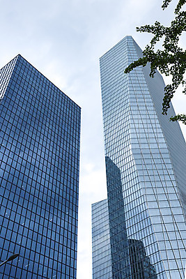 포토 JPG 주간 구름 건축물 외관 현대건축 건축 로우앵글 하늘색 회사 비즈니스 하늘 직장 풍경 빌딩 사람없음 야외 건물 도시풍경 반사 고층빌딩 도시 빌딩숲 여의도 국내포토 자연요소 뷰포인트 서울 파란색 파일형식