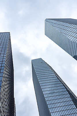 포토 JPG 주간 구름 건축물 외관 현대건축 건축 로우앵글 하늘색 회사 비즈니스 하늘 직장 풍경 빌딩 사람없음 야외 건물 도시풍경 반사 고층빌딩 도시 빌딩숲 여의도 국내포토 자연요소 뷰포인트 서울 파란색 파일형식