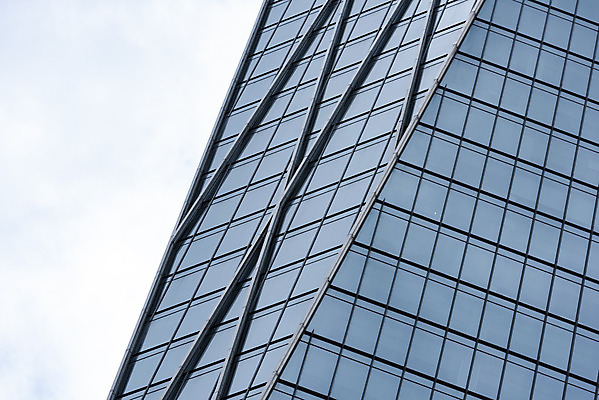 포토 JPG 주간 구름 건축물 외관 현대건축 건축 하늘색 회사 비즈니스 하늘 직장 풍경 근접촬영 빌딩 사람없음 야외 건물 도시풍경 반사 고층빌딩 도시 빌딩숲 여의도 국내포토 자연요소 뷰포인트 서울 파란색 파일형식