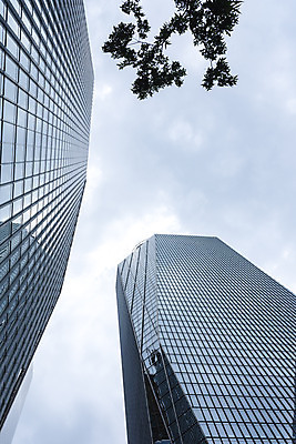 포토 JPG 주간 구름 건축물 외관 현대건축 건축 로우앵글 하늘색 회사 비즈니스 하늘 직장 풍경 빌딩 사람없음 야외 건물 도시풍경 반사 고층빌딩 도시 빌딩숲 여의도 국내포토 자연요소 뷰포인트 서울 파란색 파일형식