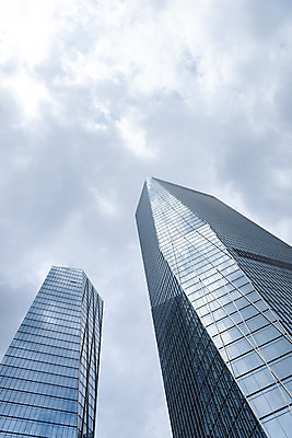 포토 JPG 주간 구름 건축물 외관 현대건축 건축 로우앵글 회사 비즈니스 하늘 직장 풍경 빌딩 사람없음 야외 건물 파란색 도시풍경 반사 맑음 고층빌딩 도시 빌딩숲 여의도 국내포토 자연요소 뷰포인트 컬러 날씨 서울 파일형식