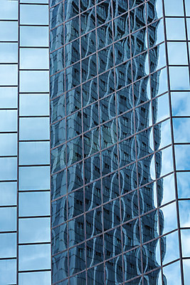 포토 JPG 주간 구름 건축물 외관 현대건축 건축 하늘색 회사 비즈니스 하늘 직장 풍경 근접촬영 빌딩 사람없음 야외 건물 도시풍경 반사 고층빌딩 도시 빌딩숲 여의도 국내포토 자연요소 뷰포인트 서울 파란색 파일형식