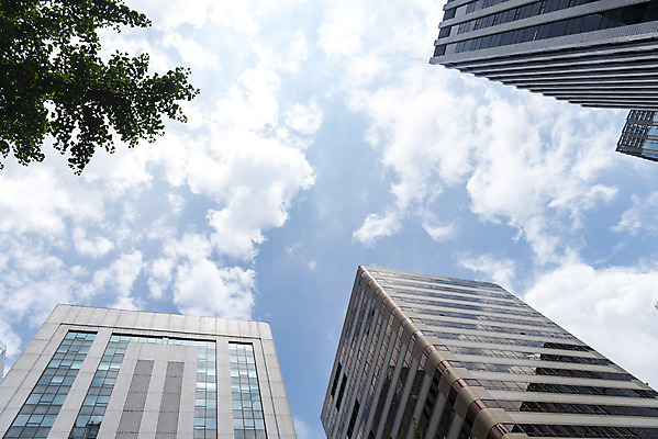 포토 JPG 주간 구름 건축물 외관 현대건축 건축 로우앵글 하늘색 회사 비즈니스 하늘 직장 풍경 빌딩 사람없음 야외 건물 도시풍경 반사 맑음 고층빌딩 도시 빌딩숲 여의도 국내포토 자연요소 뷰포인트 날씨 서울 파란색 파일형식
