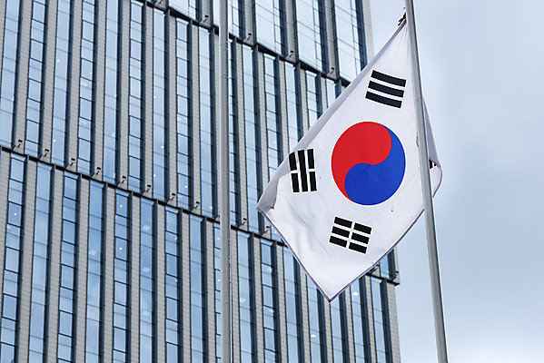 포토 JPG 주간 구름 건축물 외관 현대건축 건축 하늘색 회사 비즈니스 하늘 직장 풍경 근접촬영 빌딩 사람없음 야외 건물 공휴일 도시풍경 반사 맑음 고층빌딩 도시 태극기 빌딩숲 여의도 국내포토 자연요소 기념일 뷰포인트 날씨 서울 파란색 국기 파일형식