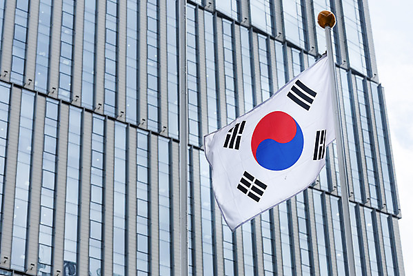 포토 JPG 주간 구름 건축물 외관 현대건축 건축 하늘색 회사 비즈니스 하늘 직장 풍경 근접촬영 빌딩 사람없음 야외 건물 공휴일 도시풍경 반사 맑음 고층빌딩 도시 태극기 빌딩숲 여의도 국내포토 자연요소 기념일 뷰포인트 날씨 서울 파란색 국기 파일형식