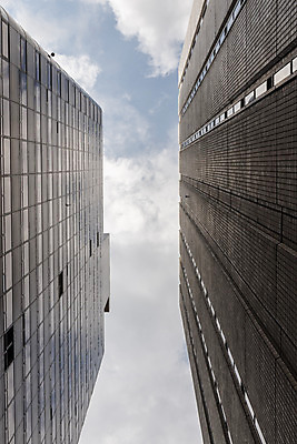 포토 JPG 주간 구름 건축물 외관 현대건축 건축 로우앵글 회사 비즈니스 하늘 직장 풍경 빌딩 사람없음 야외 건물 도시풍경 반사 맑음 고층빌딩 도시 빌딩숲 여의도 국내포토 자연요소 뷰포인트 날씨 서울 파일형식