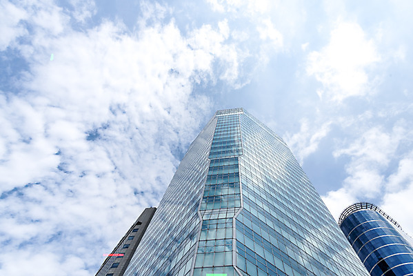 포토 JPG 주간 구름 건축물 외관 현대건축 건축 로우앵글 하늘색 회사 비즈니스 하늘 직장 풍경 빌딩 사람없음 야외 건물 도시풍경 반사 맑음 고층빌딩 도시 빌딩숲 여의도 국내포토 자연요소 뷰포인트 날씨 서울 파란색 파일형식