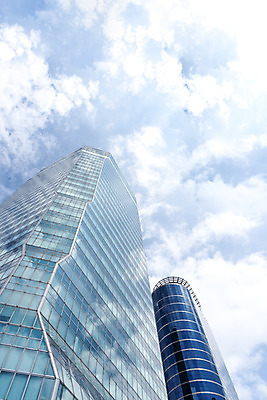 포토 JPG 주간 구름 건축물 외관 현대건축 건축 로우앵글 하늘색 회사 비즈니스 하늘 직장 풍경 빌딩 사람없음 야외 건물 도시풍경 반사 맑음 고층빌딩 도시 빌딩숲 여의도 국내포토 자연요소 뷰포인트 날씨 서울 파란색 파일형식