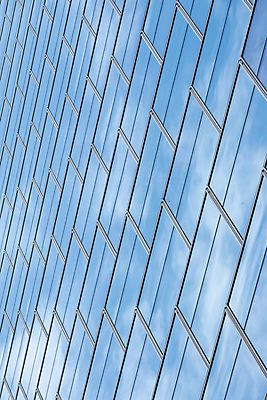 포토 JPG 주간 구름 건축물 외관 현대건축 건축 하늘색 회사 비즈니스 하늘 직장 풍경 근접촬영 빌딩 사람없음 야외 건물 도시풍경 반사 고층빌딩 도시 빌딩숲 여의도 국내포토 자연요소 뷰포인트 서울 파란색 파일형식