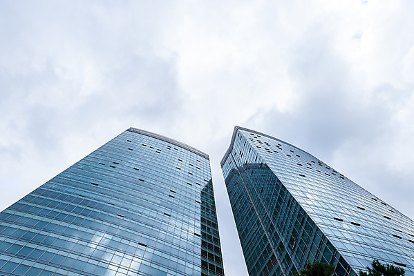 포토 JPG 주간 구름 건축물 외관 현대건축 건축 로우앵글 하늘색 회사 비즈니스 하늘 직장 풍경 빌딩 사람없음 야외 건물 도시풍경 반사 맑음 고층빌딩 도시 빌딩숲 여의도 국내포토 자연요소 뷰포인트 날씨 서울 파란색 파일형식