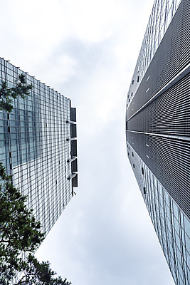 포토 JPG 주간 구름 건축물 외관 현대건축 건축 로우앵글 하늘색 회사 비즈니스 하늘 직장 풍경 빌딩 사람없음 야외 건물 도시풍경 반사 맑음 고층빌딩 도시 빌딩숲 여의도 국내포토 자연요소 뷰포인트 날씨 서울 파란색 파일형식