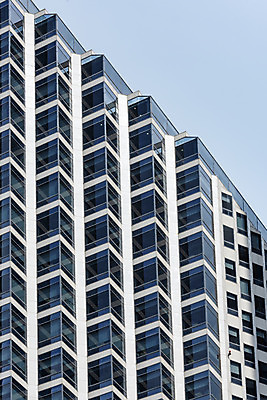 포토 JPG 주간 구름 건축물 외관 현대건축 건축 하늘색 회사 비즈니스 하늘 직장 풍경 근접촬영 빌딩 사람없음 야외 건물 도시풍경 반사 맑음 고층빌딩 도시 빌딩숲 여의도 국내포토 자연요소 뷰포인트 날씨 서울 파란색 파일형식