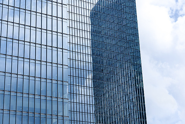 포토 JPG 주간 구름 건축물 외관 현대건축 건축 하늘색 회사 비즈니스 하늘 직장 풍경 근접촬영 빌딩 사람없음 야외 건물 도시풍경 반사 맑음 고층빌딩 도시 빌딩숲 여의도 국내포토 자연요소 뷰포인트 날씨 서울 파란색 파일형식