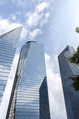 포토 JPG 주간 구름 건축물 외관 현대건축 건축 로우앵글 하늘색 회사 비즈니스 하늘 직장 풍경 빌딩 사람없음 야외 건물 도시풍경 반사 맑음 고층빌딩 도시 빌딩숲 여의도 국내포토 자연요소 뷰포인트 날씨 서울 파란색 파일형식