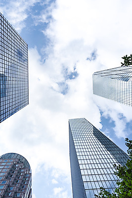 포토 JPG 주간 구름 건축물 외관 현대건축 건축 로우앵글 하늘색 회사 비즈니스 하늘 직장 풍경 빌딩 사람없음 야외 건물 도시풍경 반사 맑음 고층빌딩 도시 빌딩숲 여의도 국내포토 자연요소 뷰포인트 날씨 서울 파란색 파일형식