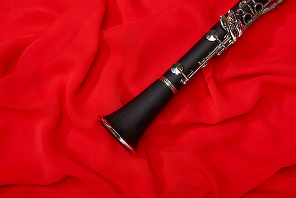 포토 JPG 스튜디오촬영 악기 음악 문화예술 실내 관악기 근접촬영 취미 사람없음 빨간색 하이앵글 한개 클래식 목관악기 천 서양악기 음악교육 클라리넷 오케스트라 플랫레이 음악치료 홀리드악기 조옮김악기 국내포토 1 교육 뷰포인트 컬러 컨셉 내부 치료 직물 악단 플랫 파일형식