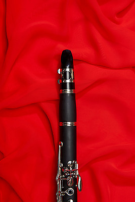 포토 JPG 스튜디오촬영 악기 음악 문화예술 실내 관악기 근접촬영 취미 사람없음 빨간색 하이앵글 한개 클래식 목관악기 천 서양악기 음악교육 클라리넷 오케스트라 마우스피스 플랫레이 음악치료 홀리드악기 조옮김악기 국내포토 1 교육 뷰포인트 컬러 컨셉 내부 치료 직물 악단 플랫 파일형식