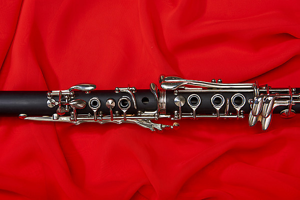 포토 JPG 스튜디오촬영 악기 음악 문화예술 실내 관악기 근접촬영 취미 사람없음 빨간색 하이앵글 한개 클래식 목관악기 천 서양악기 음악교육 클라리넷 오케스트라 플랫레이 음악치료 홀리드악기 조옮김악기 국내포토 1 교육 뷰포인트 컬러 컨셉 내부 치료 직물 악단 플랫 파일형식