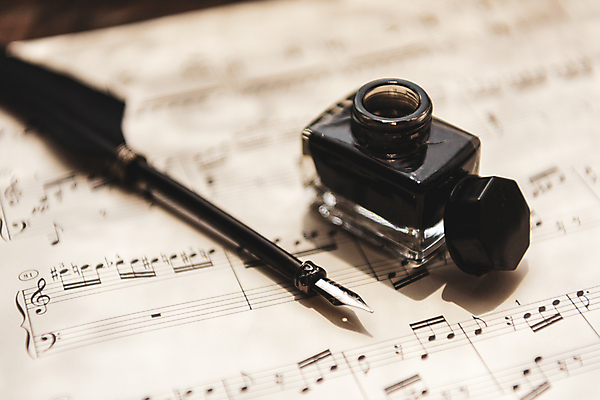 포토 JPG 스튜디오촬영 무료이미지 음악 문화예술 잉크 실내 사람없음 아웃포커스 만년필 클래식 악보 깃털펜 잉크통 국내포토 컨셉 촬영기법 통 내부 펜 파일형식