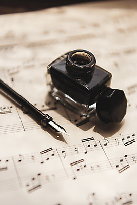 포토 JPG 스튜디오촬영 음악 음표 문화예술 잉크 실내 취미 사람없음 아웃포커스 클래식 악보 음악교육 작곡 오케스트라 깃털펜 잉크통 창작 음악치료 국내포토 기호 교육 컨셉 촬영기법 통 내부 치료 펜 악단 파일형식