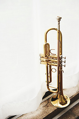 포토 JPG 스튜디오촬영 악기 음악 문화예술 실내 관악기 취미 사람없음 한개 기쁨 커튼 클래식 창가 금관악기 서양악기 음악교육 트럼펫 오케스트라 독주 음악치료 국내포토 1 교육 감정 컨셉 창문 내부 치료 악단 파일형식