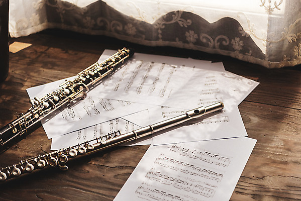 포토 JPG 스튜디오촬영 악기 음악 문화예술 실내 관악기 취미 사람없음 클래식 목관악기 플루트 창가 악보 서양악기 음악교육 오케스트라 오보에 음악치료 기명악기 나무배경 국내포토 교육 백그라운드 컨셉 창문 내부 치료 악단 파일형식