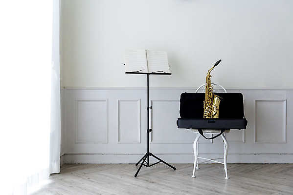 포토 JPG 스튜디오촬영 악기 음악 의자 문화예술 실내 관악기 취미 사람없음 한개 클래식 보면대 색소폰 목관악기 악보 보관함 서양악기 음악교육 오케스트라 군악대 독주 음악치료 홀리드악기 국내포토 1 교육 가구 컨셉 내부 치료 악단 파일형식