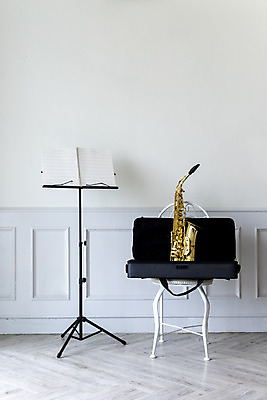 포토 JPG 스튜디오촬영 악기 음악 의자 문화예술 실내 관악기 취미 사람없음 한개 클래식 보면대 색소폰 목관악기 악보 보관함 서양악기 음악교육 오케스트라 군악대 독주 음악치료 홀리드악기 국내포토 1 교육 가구 컨셉 내부 치료 악단 파일형식