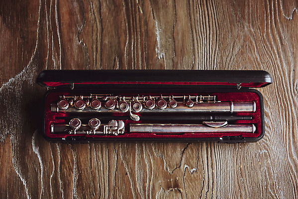 포토 JPG 스튜디오촬영 악기 음악 문화예술 실내 관악기 취미 사람없음 하이앵글 한개 클래식 목관악기 플루트 보관함 서양악기 음악교육 오케스트라 플랫레이 음악치료 기명악기 나무배경 국내포토 1 교육 뷰포인트 백그라운드 컨셉 내부 치료 악단 플랫 파일형식