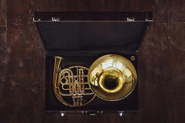 포토 JPG 스튜디오촬영 악기 음악 문화예술 실내 관악기 취미 사람없음 하이앵글 한개 클래식 금관악기 보관함 서양악기 음악교육 호른 오케스트라 프렌치호른 플랫레이 음악치료 국내포토 1 교육 뷰포인트 컨셉 내부 치료 악단 플랫 파일형식