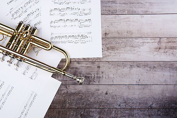 포토 JPG 스튜디오촬영 악기 음악 문화예술 실내 관악기 취미 사람없음 하이앵글 한개 기쁨 클래식 금관악기 악보 서양악기 음악교육 트럼펫 오케스트라 독주 플랫레이 음악치료 나무배경 국내포토 1 교육 감정 뷰포인트 백그라운드 컨셉 내부 치료 악단 플랫 파일형식