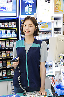 포토 JPG 여학생 여자 대학생 대학생라이프 실내 한명 서기 미소 상반신 20대 청년 성인 앞모습 청춘 한국인 계산대 열정 여대생 아르바이트 편의점 성인여자한명만 최저임금 비정규직 국내포토 1 학생 라이프스타일 감정 뷰포인트 컨셉 비즈니스 모션 표정 사람 동양인 내부 경제 상점 여자한명만 성인여자만 파일형식