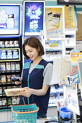 포토 JPG 여학생 여자 대학생 대학생라이프 실내 한명 서기 미소 상반신 20대 청년 성인 앞모습 청춘 한국인 계산 계산대 열정 여대생 아르바이트 편의점 성인여자한명만 최저임금 비정규직 국내포토 1 학생 라이프스타일 감정 뷰포인트 컨셉 비즈니스 모션 표정 사람 동양인 내부 경제 상점 여자한명만 성인여자만 파일형식