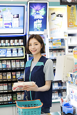 포토 JPG 여학생 여자 대학생 대학생라이프 실내 한명 서기 미소 상반신 20대 청년 성인 앞모습 청춘 한국인 계산 계산대 열정 여대생 아르바이트 편의점 성인여자한명만 최저임금 비정규직 국내포토 1 학생 라이프스타일 감정 뷰포인트 컨셉 비즈니스 모션 표정 사람 동양인 내부 경제 상점 여자한명만 성인여자만 파일형식