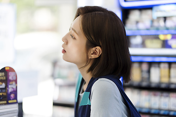 포토 JPG 응시 여학생 여자 대학생 대학생라이프 실내 한명 서기 상반신 20대 청년 성인 옆모습 아웃포커스 청춘 한국인 열정 여대생 아르바이트 편의점 힘듦 성인여자한명만 최저임금 비정규직 국내포토 1 학생 라이프스타일 시선 감정 뷰포인트 컨셉 비즈니스 모션 촬영기법 사람 동양인 내부 경제 상점 여자한명만 성인여자만 파일형식