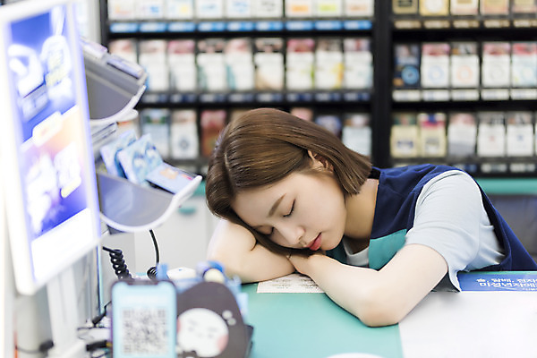 포토 JPG 여학생 여자 엎드리기 대학생 대학생라이프 실내 피곤 한명 상반신 20대 청년 성인 옆모습 청춘 한국인 잠 계산대 열정 여대생 아르바이트 편의점 힘듦 성인여자한명만 최저임금 비정규직 국내포토 1 학생 라이프스타일 감정 뷰포인트 컨셉 비즈니스 모션 사람 동양인 내부 경제 상점 여자한명만 성인여자만 파일형식
