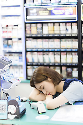 포토 JPG 여학생 여자 엎드리기 대학생 대학생라이프 실내 피곤 한명 상반신 20대 청년 성인 옆모습 청춘 한국인 잠 계산대 열정 여대생 아르바이트 편의점 힘듦 성인여자한명만 최저임금 비정규직 국내포토 1 학생 라이프스타일 감정 뷰포인트 컨셉 비즈니스 모션 사람 동양인 내부 경제 상점 여자한명만 성인여자만 파일형식