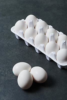 포토 JPG 스튜디오촬영 음식 식재료 포장 검은배경 실내 누끼 사람없음 하이앵글 계란 알 검은색 여러개 신선 유기농 계란판 단백질 포장용기 국내포토 웰빙 뷰포인트 컬러 다수 백그라운드 내부 영양소 포장재료 파일형식