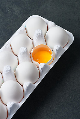 포토 JPG 스튜디오촬영 음식 식재료 포장 검은배경 실내 누끼 사람없음 하이앵글 계란 알 검은색 여러개 신선 유기농 노른자 계란판 단백질 포장용기 국내포토 웰빙 뷰포인트 컬러 다수 백그라운드 내부 영양소 포장재료 파일형식
