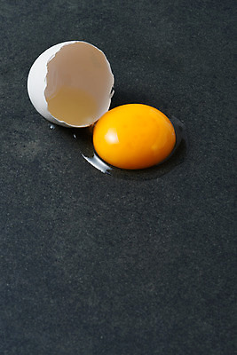 포토 JPG 스튜디오촬영 음식 식재료 검은배경 실내 누끼 사람없음 하이앵글 한개 계란 알 검은색 신선 유기농 노른자 단백질 국내포토 1 웰빙 뷰포인트 컬러 백그라운드 내부 영양소 파일형식