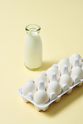 포토 JPG 스튜디오촬영 음식 식재료 포장 실내 누끼 사람없음 하이앵글 노란색 계란 알 여러개 우유 신선 우유병 유기농 계란판 노란배경 단백질 포장용기 국내포토 웰빙 뷰포인트 컬러 다수 백그라운드 병_용기 유제품 내부 영양소 포장재료 파일형식