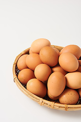 포토 JPG 스튜디오촬영 음식 식재료 실내 누끼 사람없음 하이앵글 바구니 소쿠리 계란 알 여러개 흰색 신선 흰배경 유기농 단백질 국내포토 웰빙 뷰포인트 컬러 다수 백그라운드 내부 영양소 파일형식