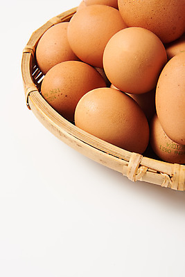 포토 JPG 스튜디오촬영 음식 식재료 실내 누끼 근접촬영 사람없음 하이앵글 바구니 소쿠리 계란 알 여러개 흰색 신선 흰배경 유기농 단백질 국내포토 웰빙 뷰포인트 컬러 다수 백그라운드 내부 영양소 파일형식