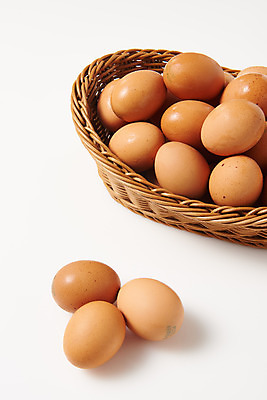 포토 JPG 스튜디오촬영 음식 식재료 실내 누끼 사람없음 하이앵글 바구니 소쿠리 계란 알 여러개 흰색 신선 흰배경 유기농 단백질 국내포토 웰빙 뷰포인트 컬러 다수 백그라운드 내부 영양소 파일형식