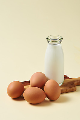 포토 JPG 스튜디오촬영 음식 식재료 실내 누끼 사람없음 하이앵글 계란 알 여러개 우유 신선 우유병 컵받침 유기농 노란배경 단백질 국내포토 웰빙 뷰포인트 다수 백그라운드 병_용기 유제품 내부 노란색 받침대 영양소 파일형식