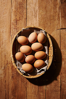 포토 JPG 스튜디오촬영 음식 식재료 실내 누끼 사람없음 하이앵글 갈색 바구니 소쿠리 계란 알 여러개 직물 신선 유기농 단백질 플랫레이 나무배경 국내포토 웰빙 뷰포인트 컬러 다수 백그라운드 내부 플랫 영양소 파일형식