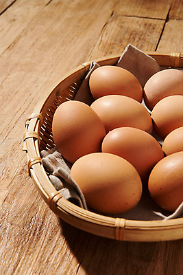 포토 JPG 스튜디오촬영 음식 식재료 실내 누끼 근접촬영 사람없음 하이앵글 갈색 바구니 소쿠리 계란 알 여러개 직물 신선 유기농 단백질 나무배경 국내포토 웰빙 뷰포인트 컬러 다수 백그라운드 내부 영양소 파일형식